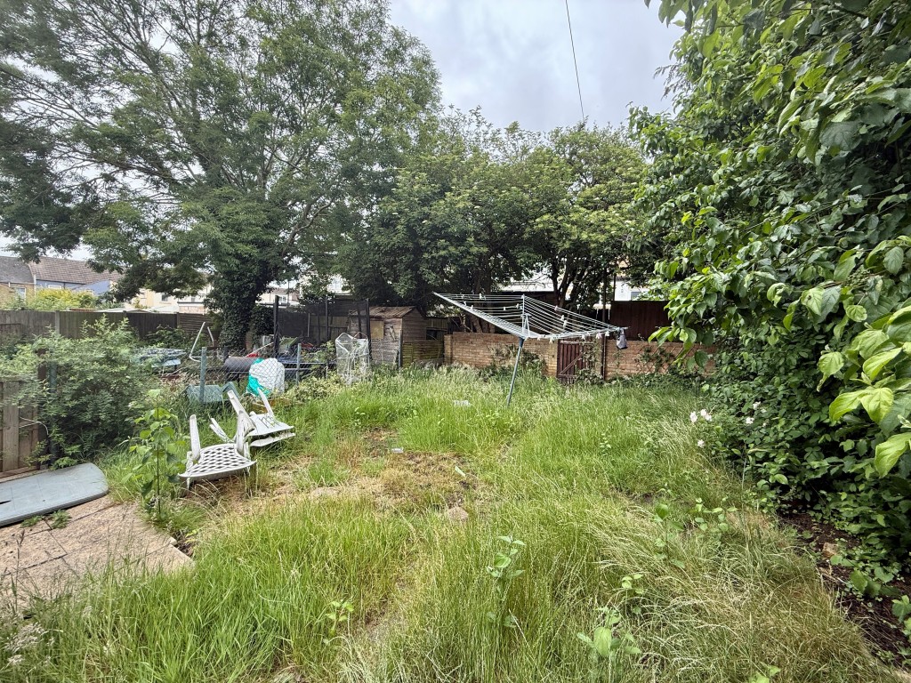 Lot: 146 - FREEHOLD PROPERTY ARRANGED AS TWO FLATS - Garden to rear